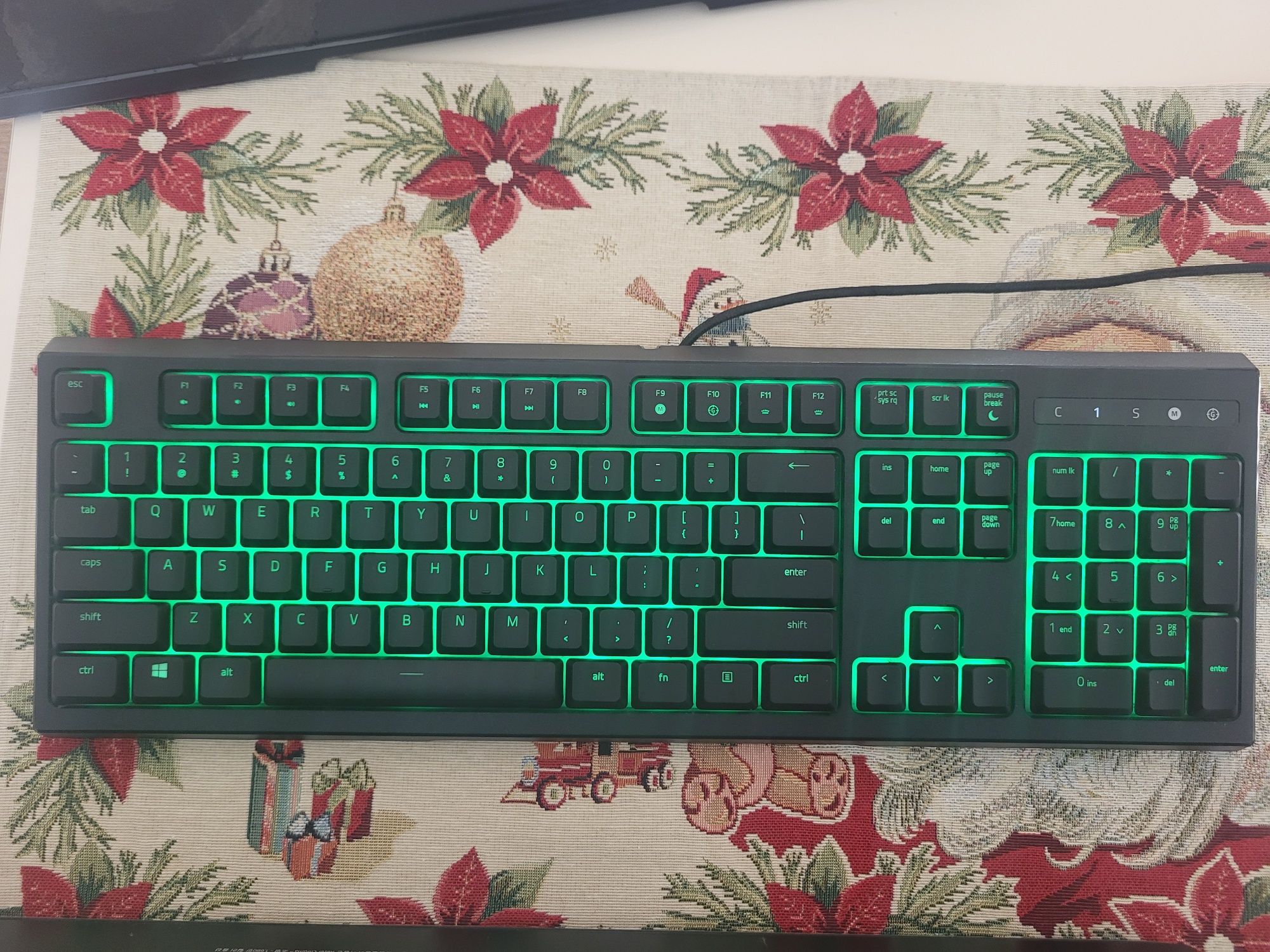 Геймърска клавиатура Razer Ornata Chroma v1