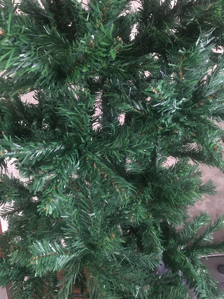 Распродаются новые новогодние елки