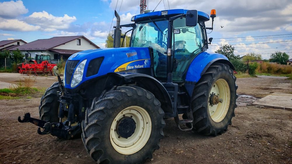 New Holland T7050