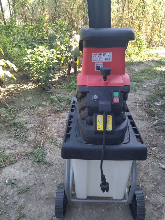 Tocator crengi și resturi vegetale