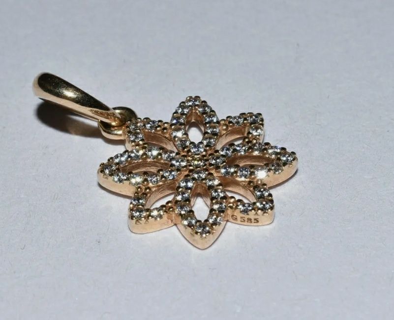 Золотой шарм Pandora / Пандора. Pandora Floral pendant in 14k gold.