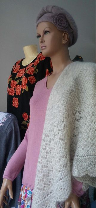 Продавам луксозно търговско оборудване за дрехи и обувки