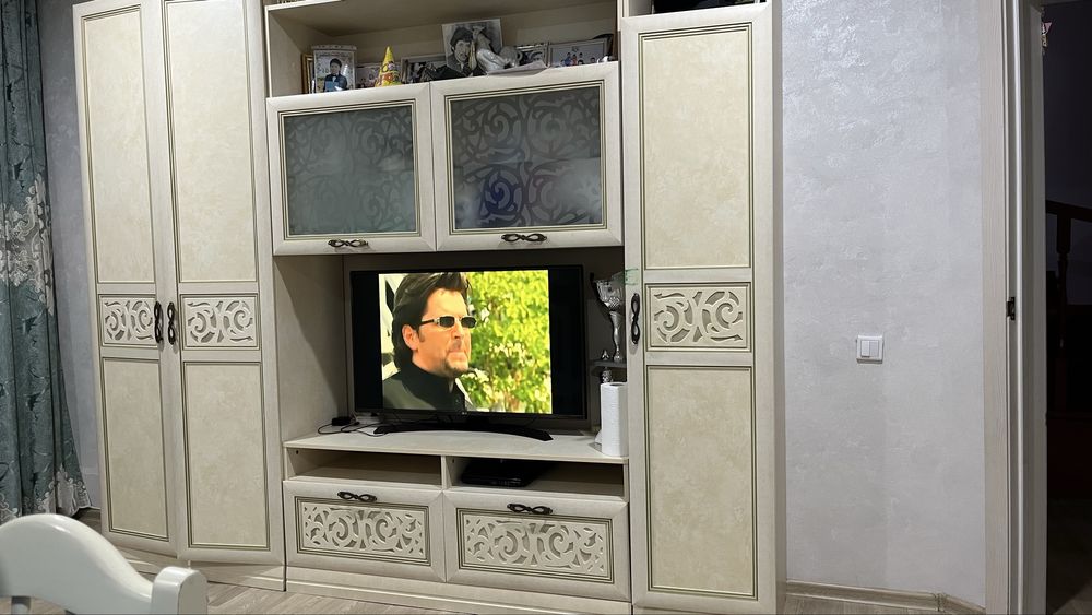 Продам шкаф для гостиный