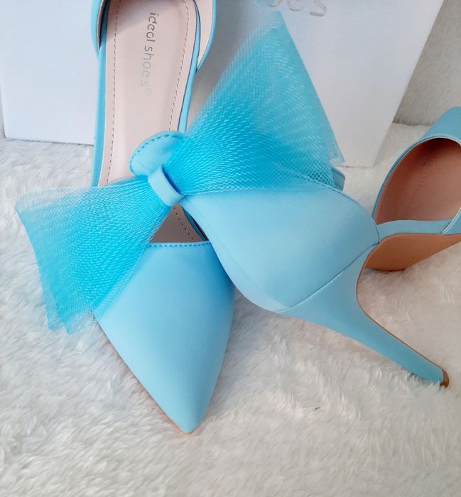 Дамски обувки с панделки.