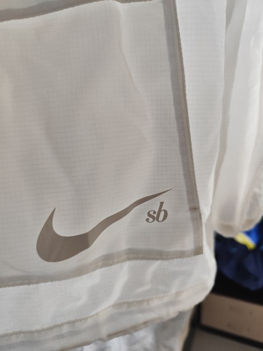 Продавам ветровка на Nike