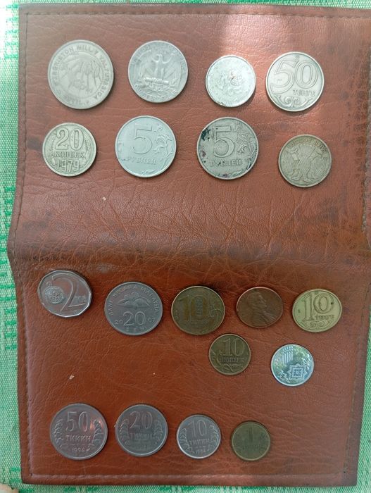 Монетки и бумажные купюры и кожаный портмоне