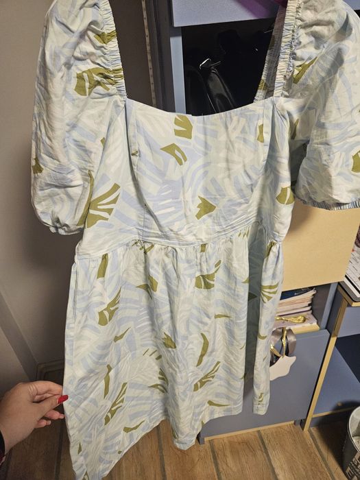 Лятна рокля с лек, ефирен плат и флорален принт