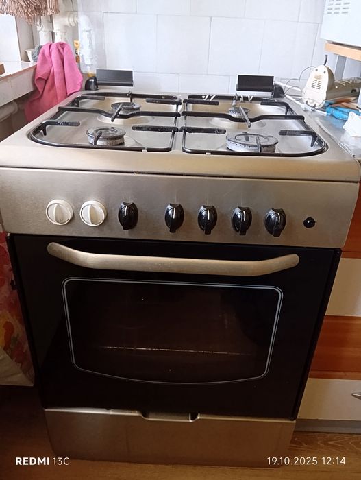 Aragaz cu 4 ochiuri și cuptor pe gaz