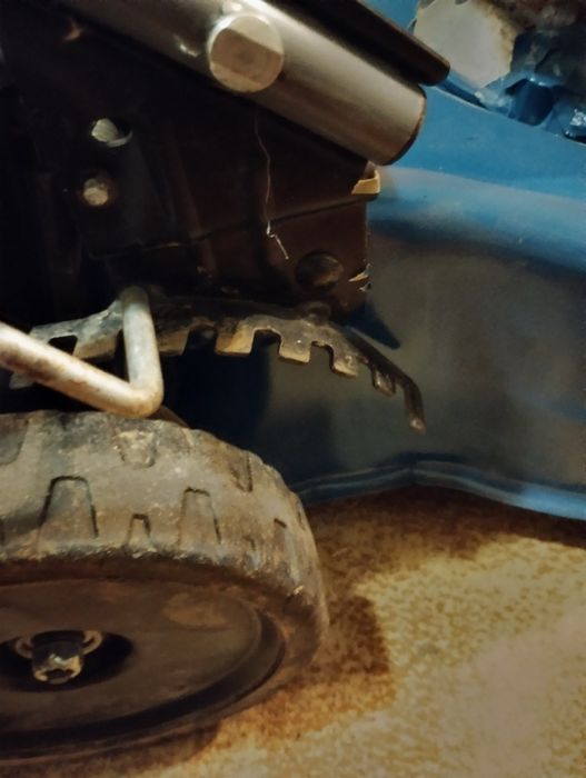 Mașină de tuns gazon