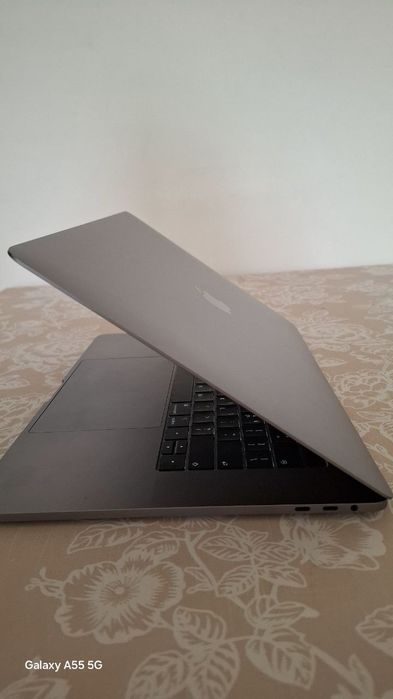 Macbook pro holati ideal 80 marta zaryatga qoyilgan
