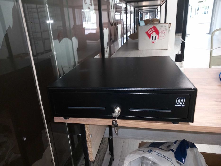 Оборудване за магазин - стелажи, витрина