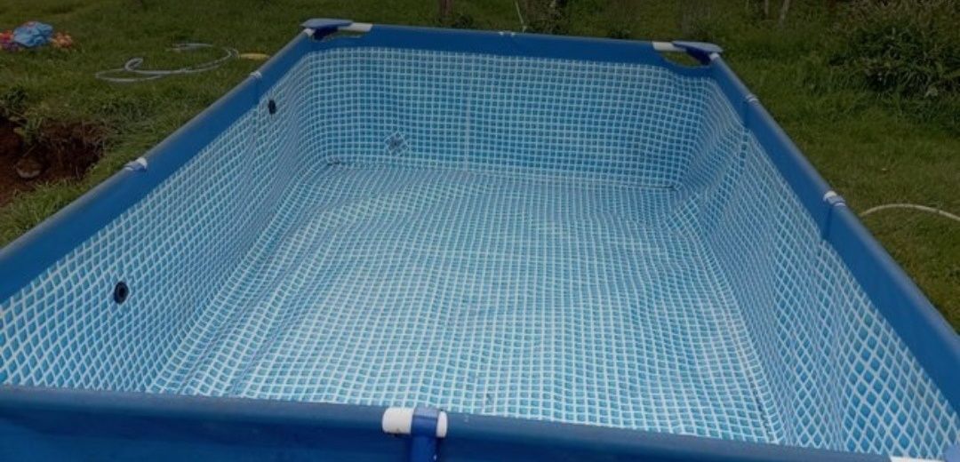 Vând piscina Intex+pompa de recirculare a apei