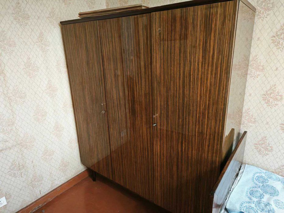 Продаю советский шкаф трехдверный.