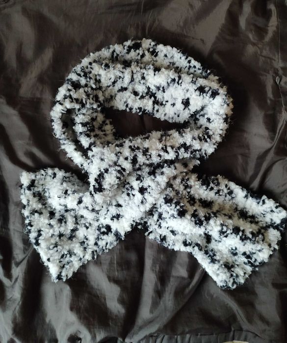 Ръчно плетен шал от мека и пухкава прежда