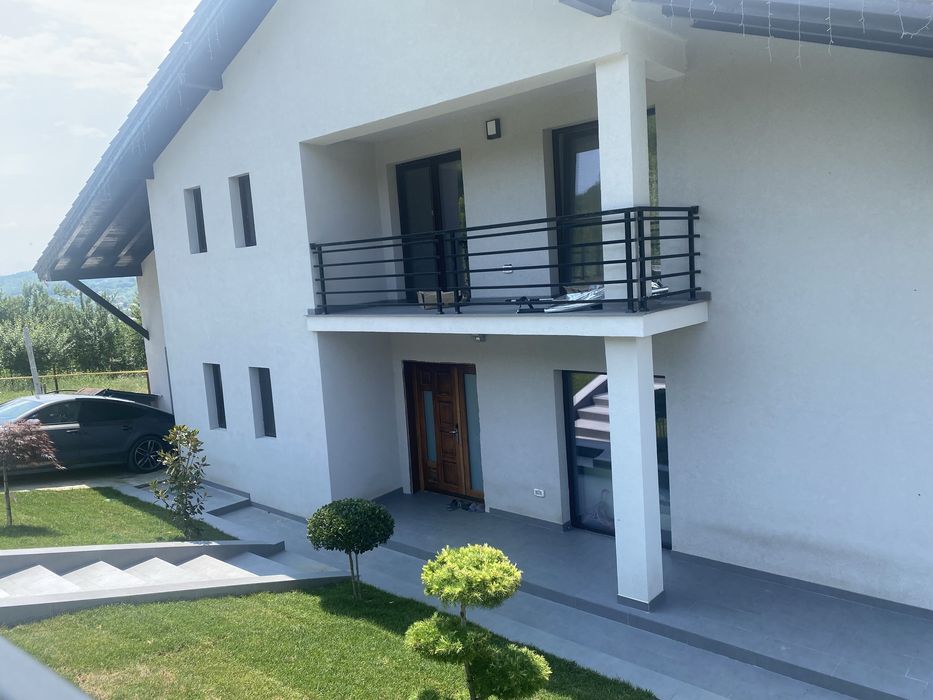 Casa Vladesti la 4 km de centru
