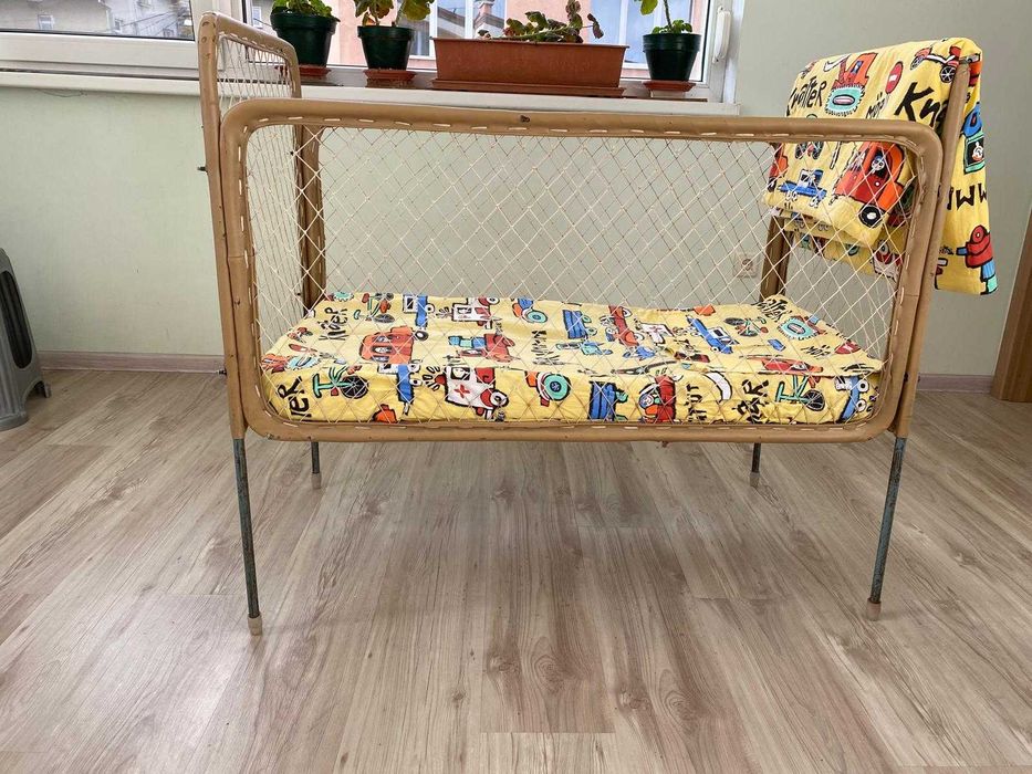 продавам леко бебешко/детско /креватче и завивики