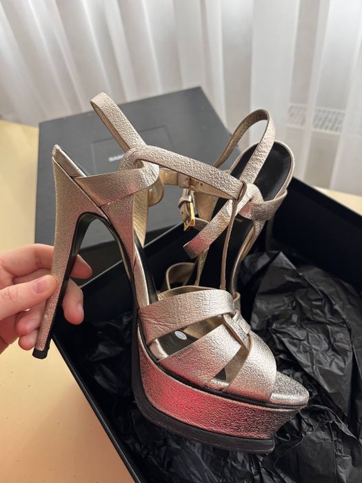 Сандали на висок ток