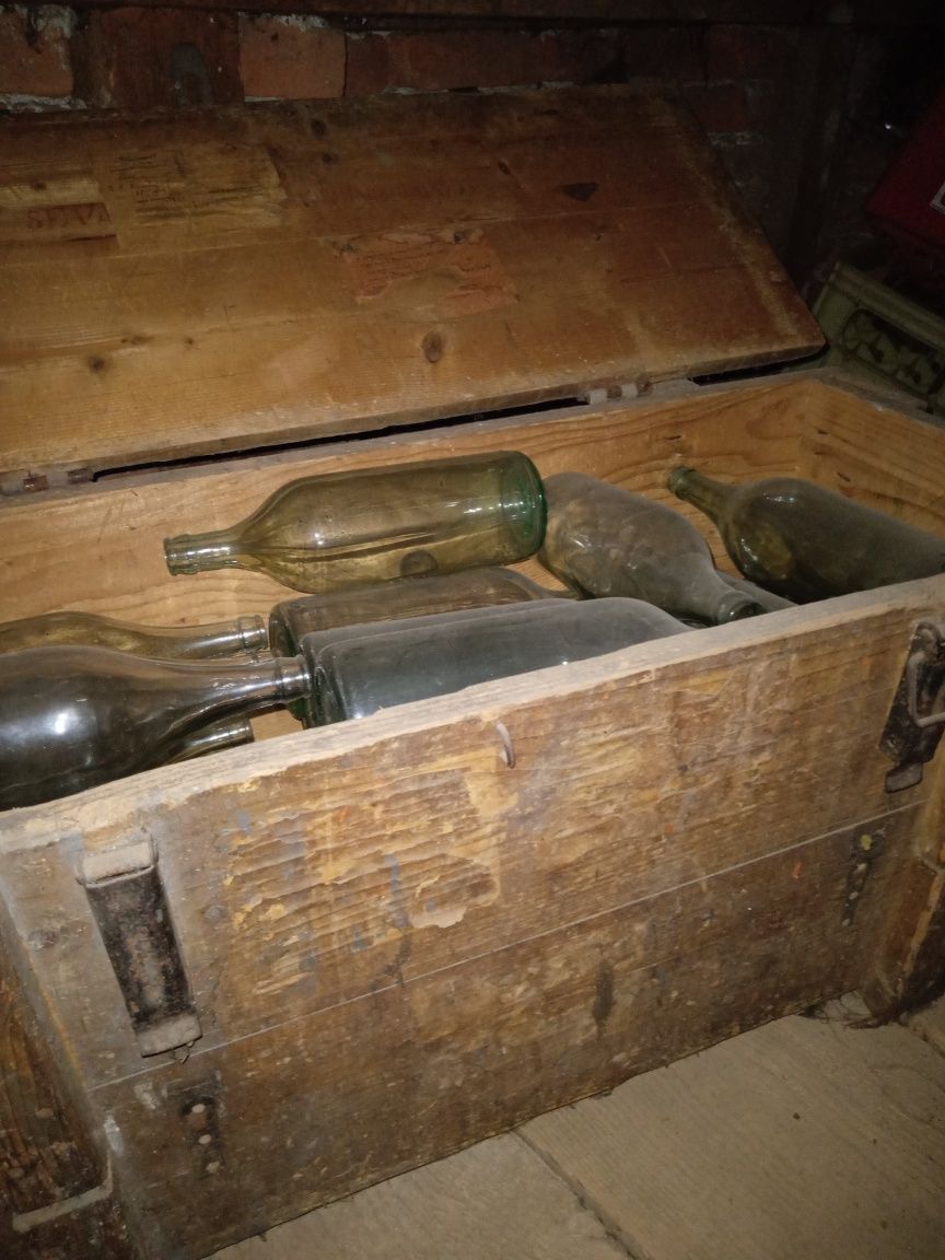 Lada de lemn veche .
