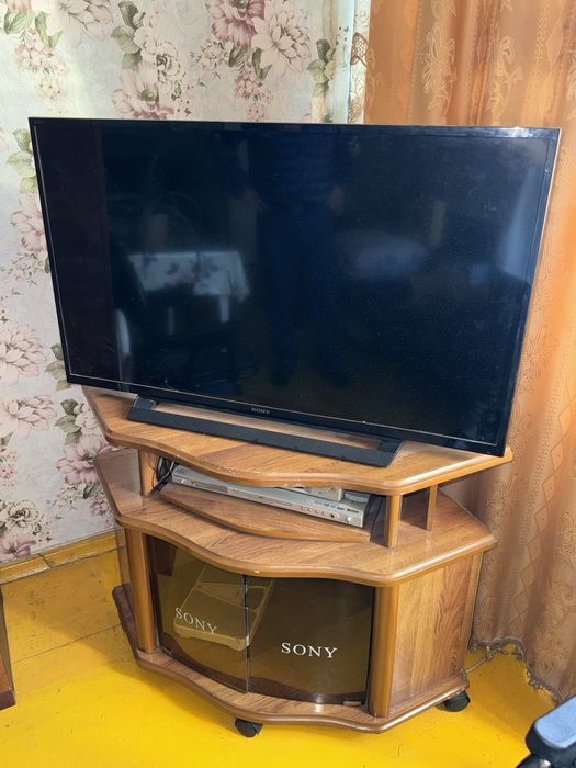 Телевизор Sony, DVD, видик и тумба отдается в дар