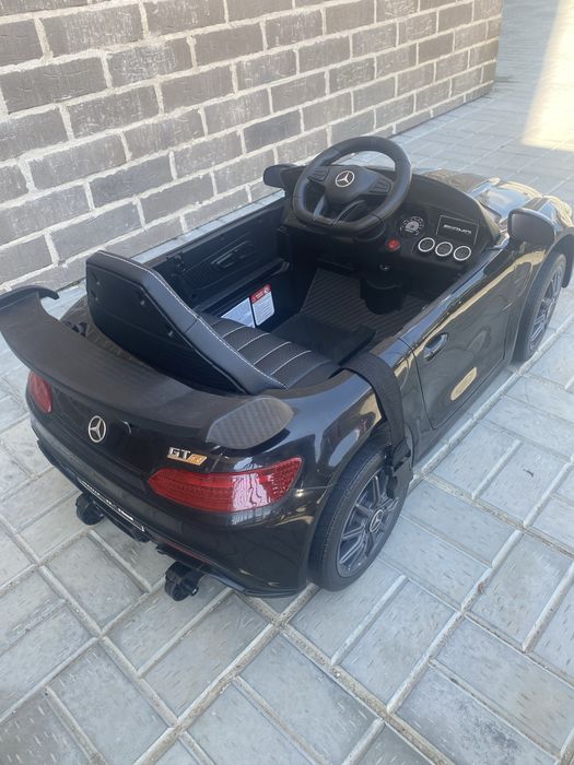 Детска акумулаторна кола Mercedes AMG GT R