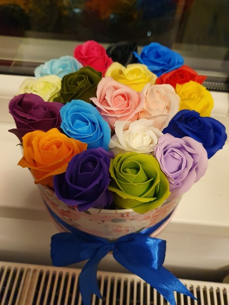 Cutie cu trandafiri de sapun parfumati diverse culori