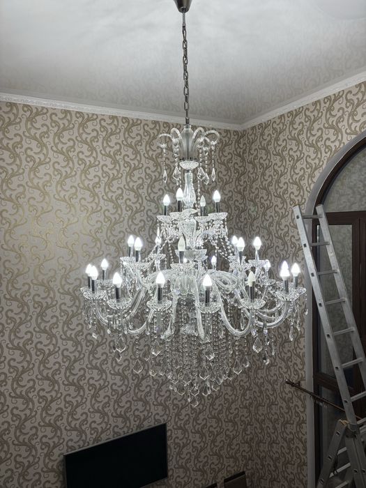 Большая люстра на 28 лампочек
