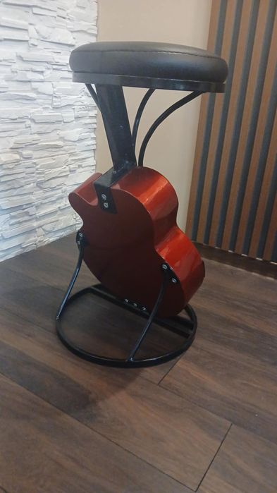 Иникален Бар стол китара