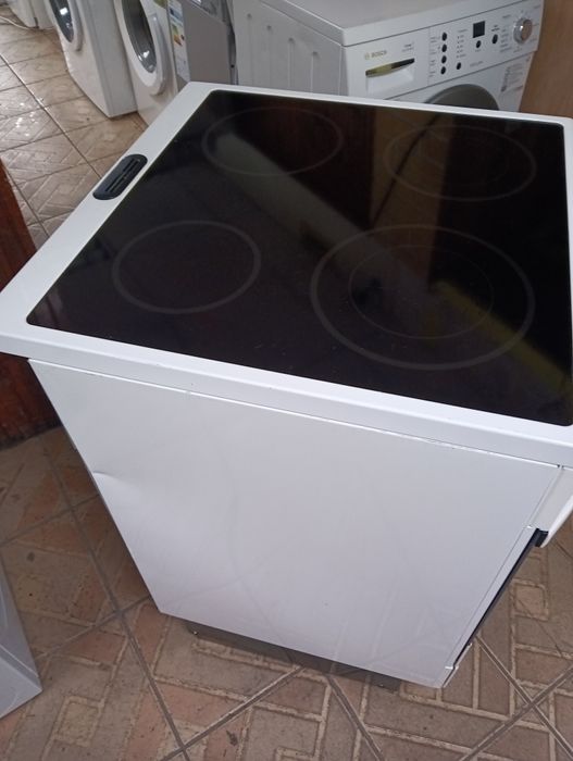 Като нова свободно стояща печка с керамичен плот Voss Electrolux