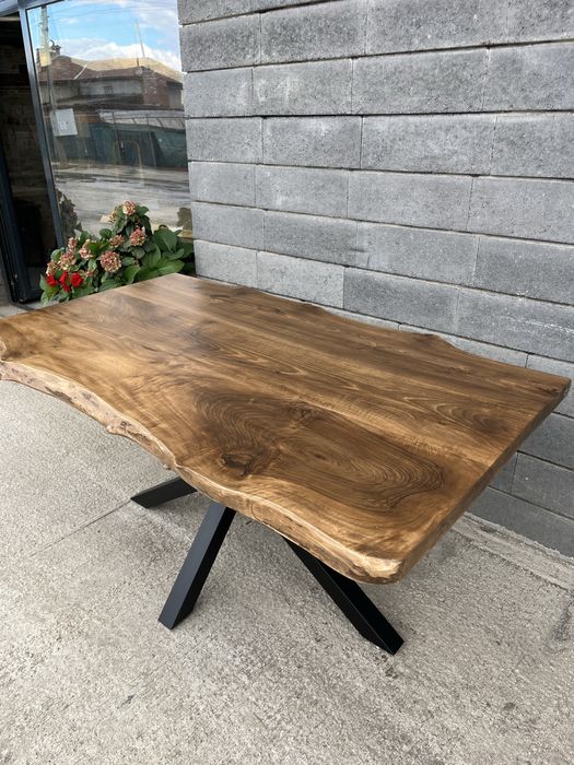 Трапезна маса от масив орех