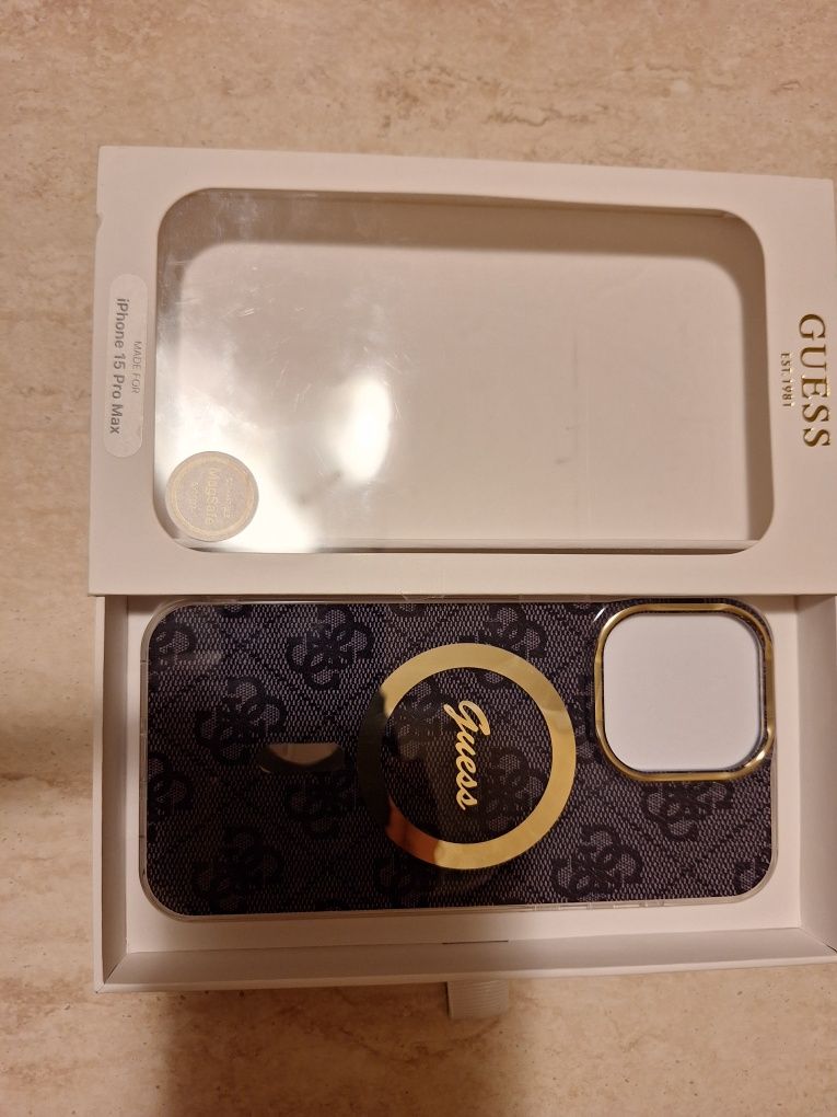 Husă Guess Gold originală pentru iPhone 15 Pro Max, intactă,nefolosită