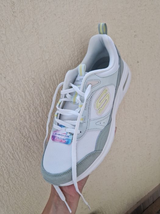 Vând adidsi Skechers