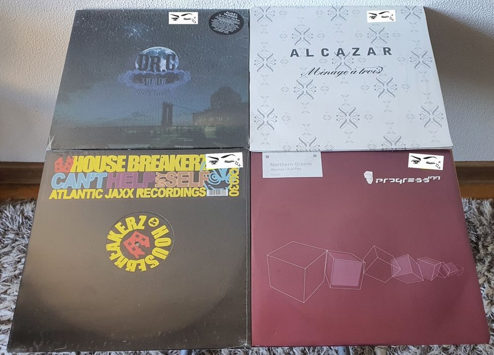 Vând viniluri noi-sigilate