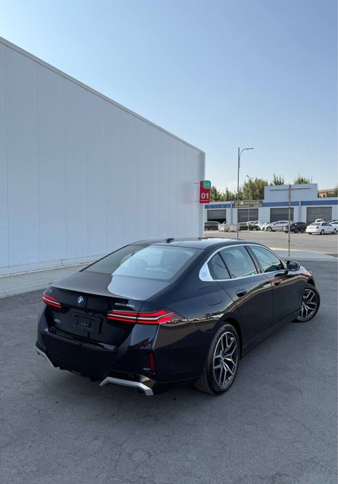 BMW i5 35 L 2025 yil