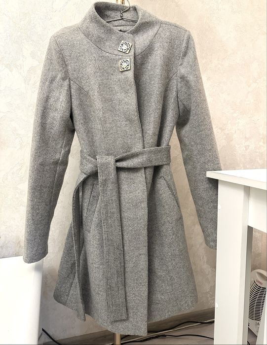 Продается демисезонное пальто новое