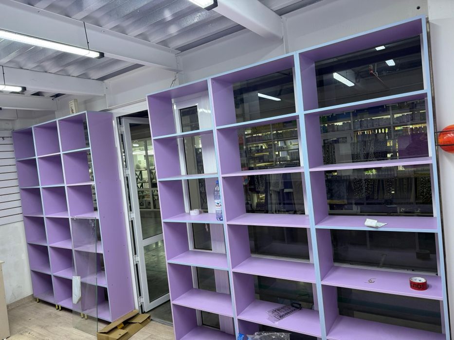 Витринные стеллажи полки в отличном состоянии