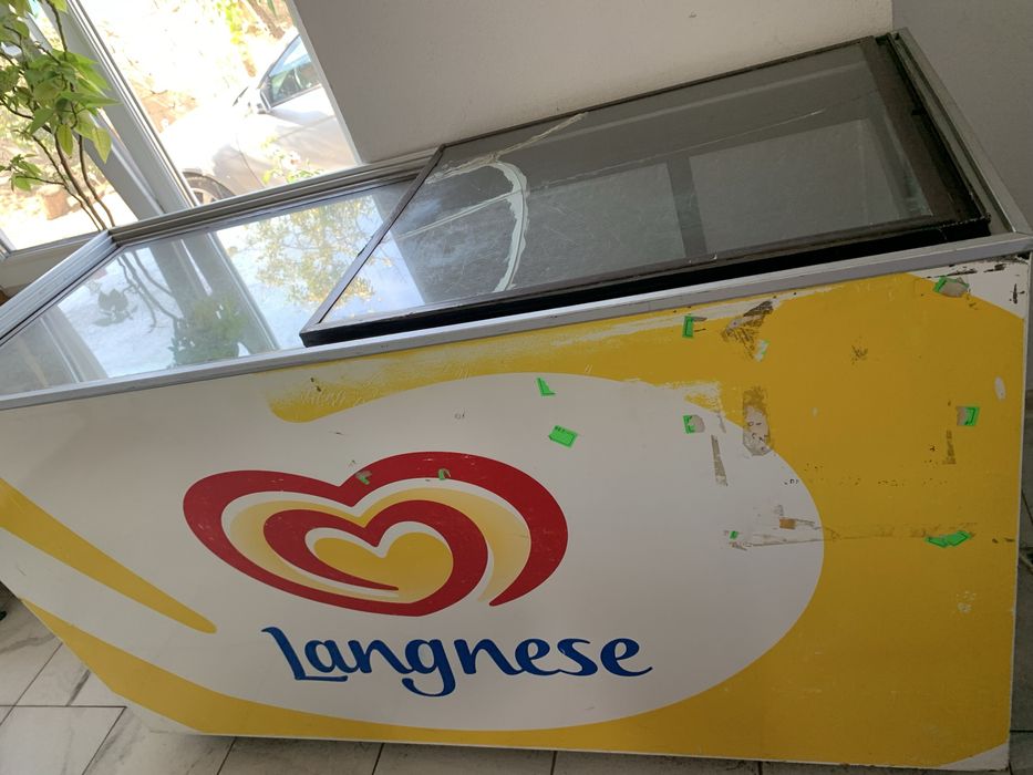 Lada frigorifica Langnese ,rafturi magazin moderne