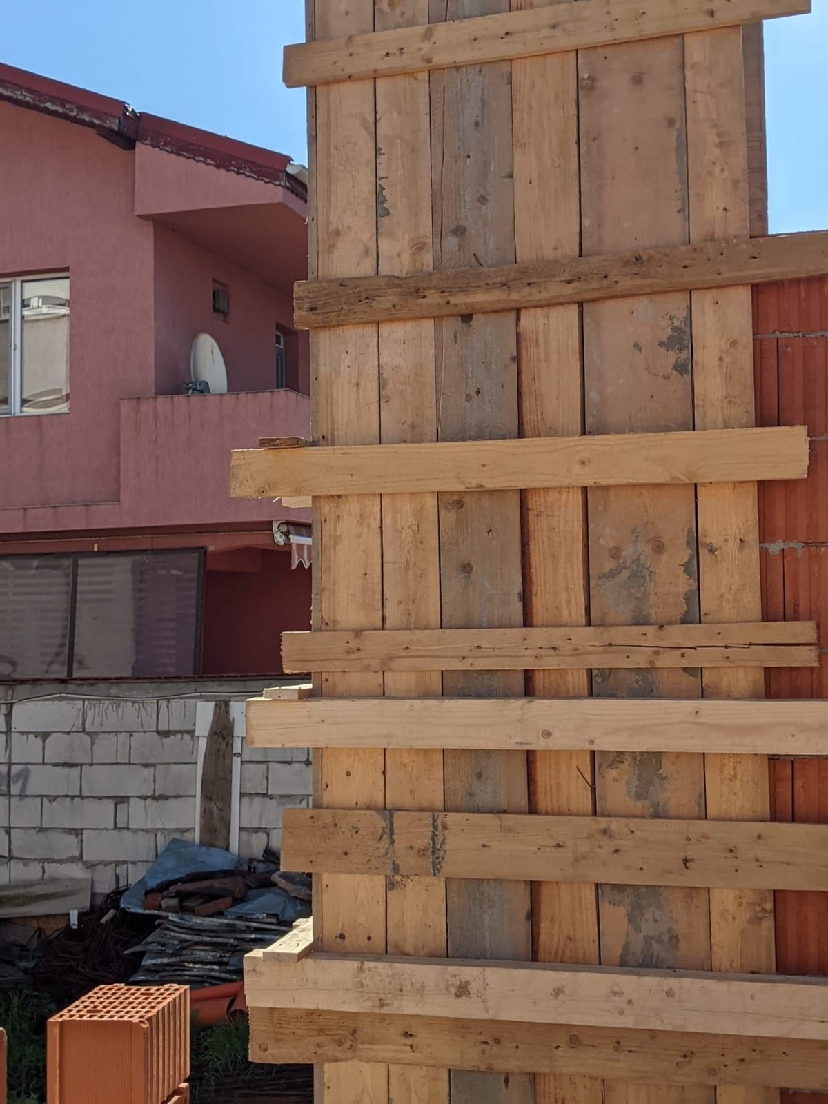 Meșter Structurist execut lucrări de construcții case la Roșu