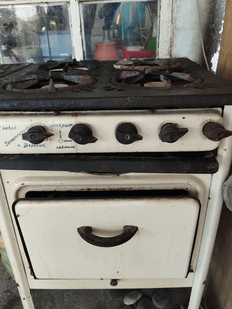 Продам газовую плиту 4 комфорка.