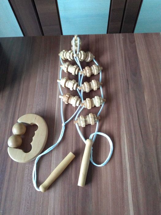 Set de masaj din lemn lăcuit.