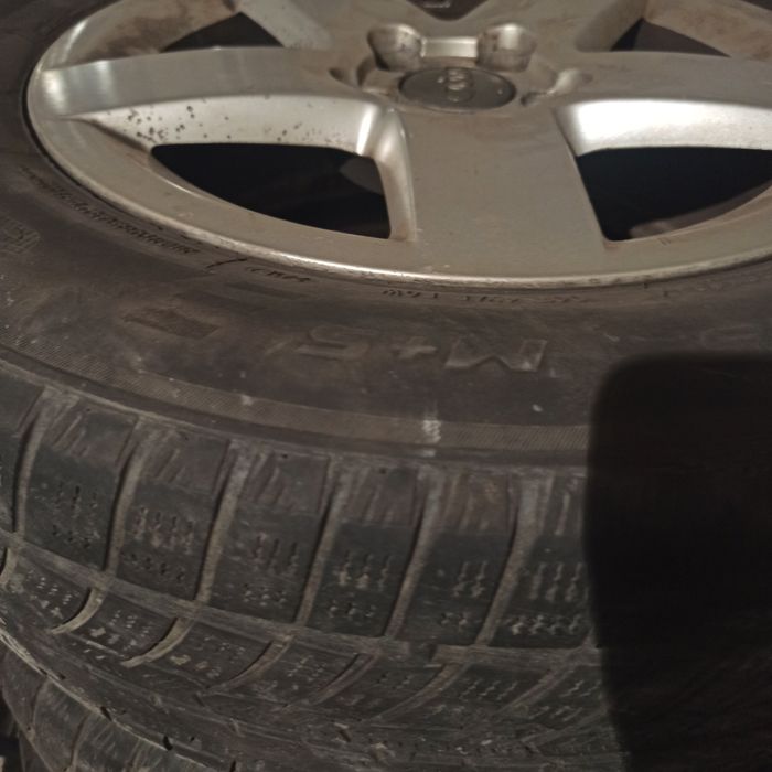 Vând cauciucuri cu jante originale Audi.Negociabil.