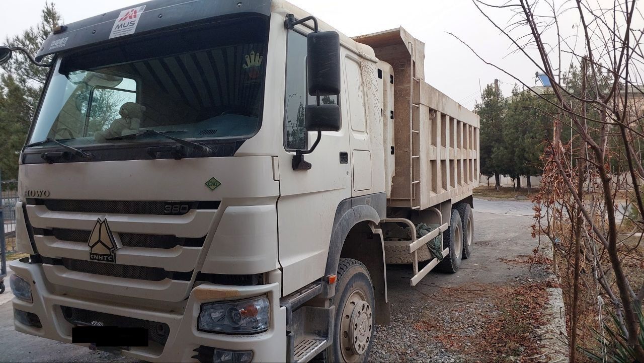 Самосвал HOWA A6 заводской метан газ 20 куб 30 тонна
