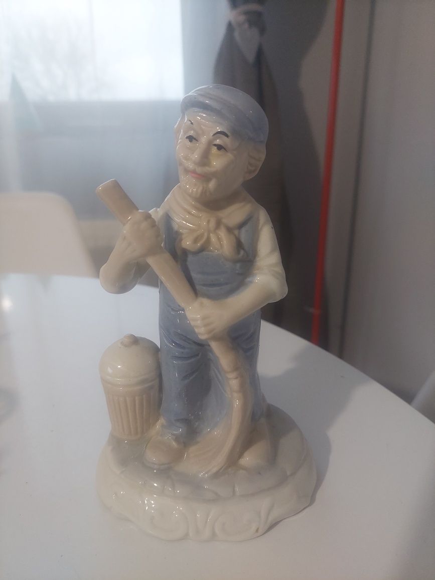 Statuetă veche din ceramică