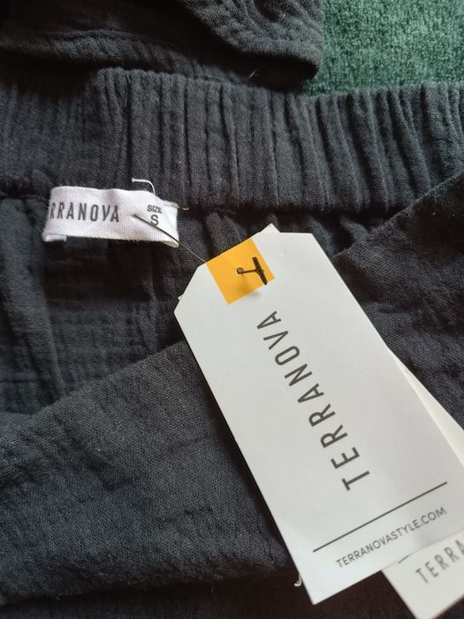 Нов черен комплект Terranova от пола и топ плюс подарък бял топ