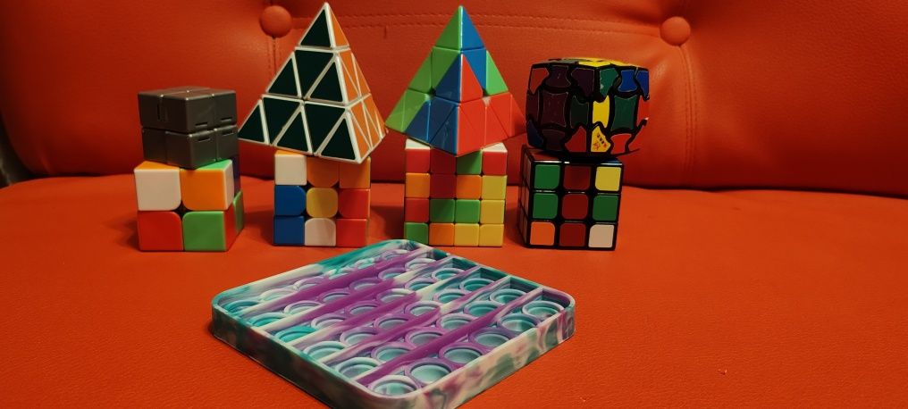 Vând cuburi Rubik+ brain dice+BONUS
