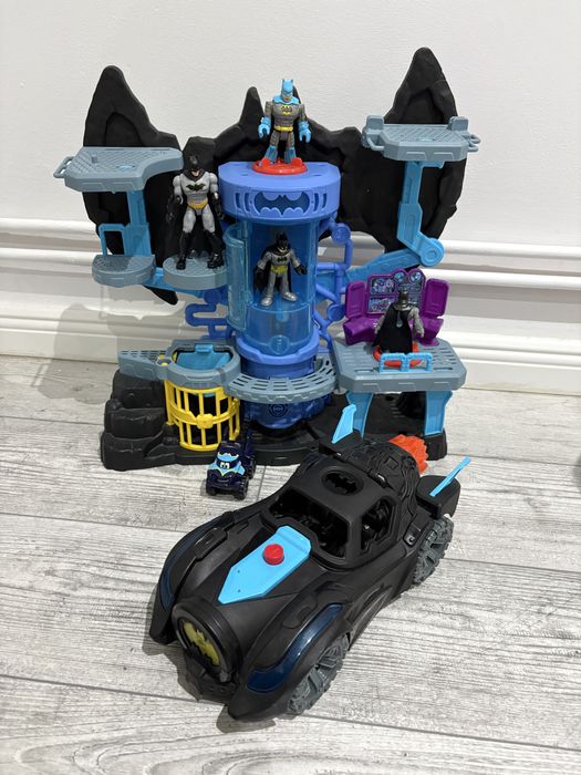 Lot  Masina si statie Batman