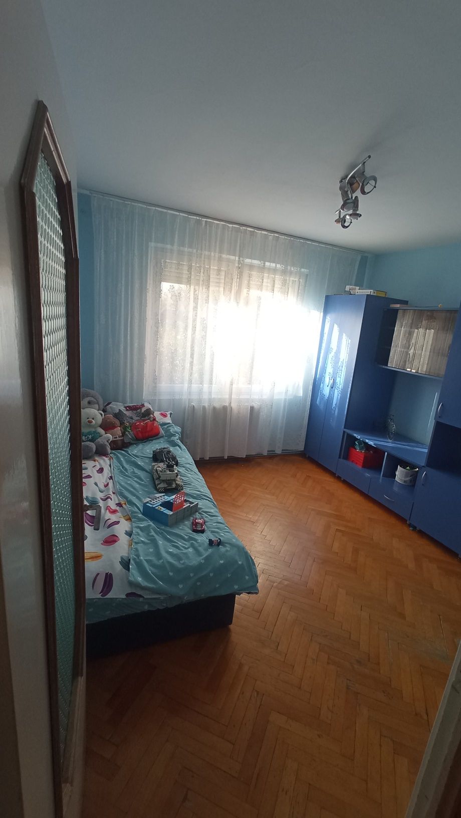 Închiriez apartament cu 2 camere