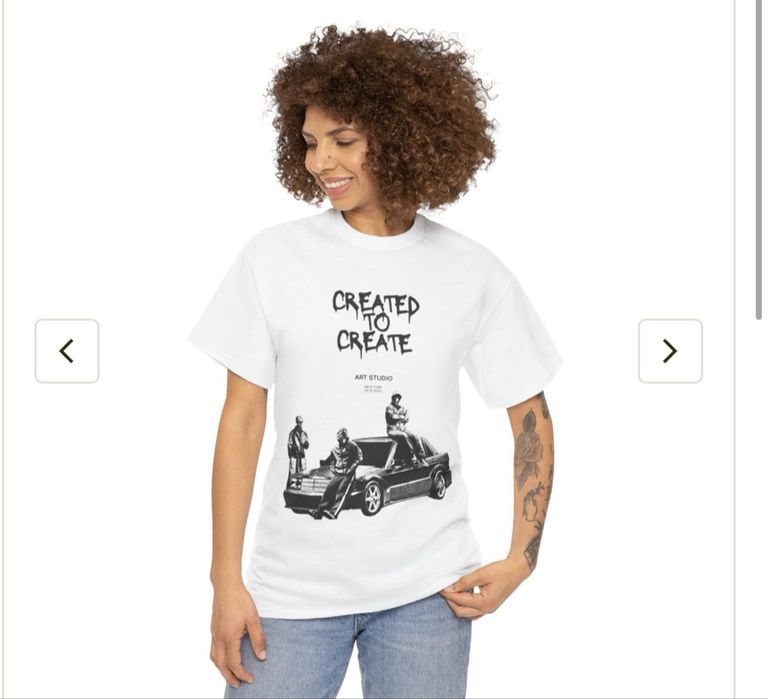 Бяла тениска.