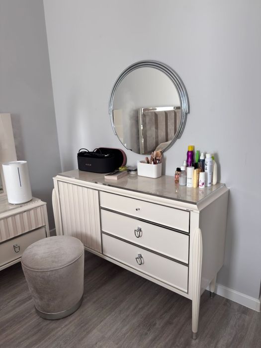 Продам, Туалетный столик + зеркало + пуфик