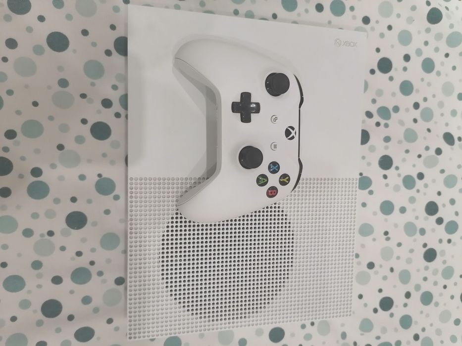 Продавам Конзола  XBOX ONE S