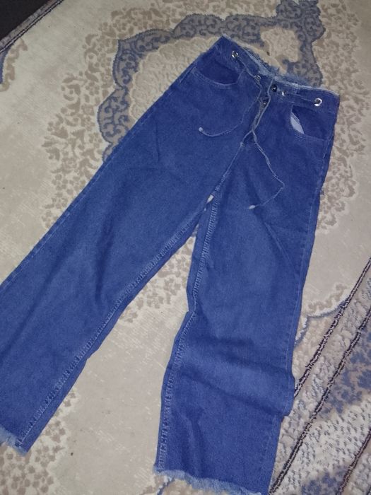Qizlar uchun keng modali jinsiy shim. Zamonaviy uslubda, hozirgi trend